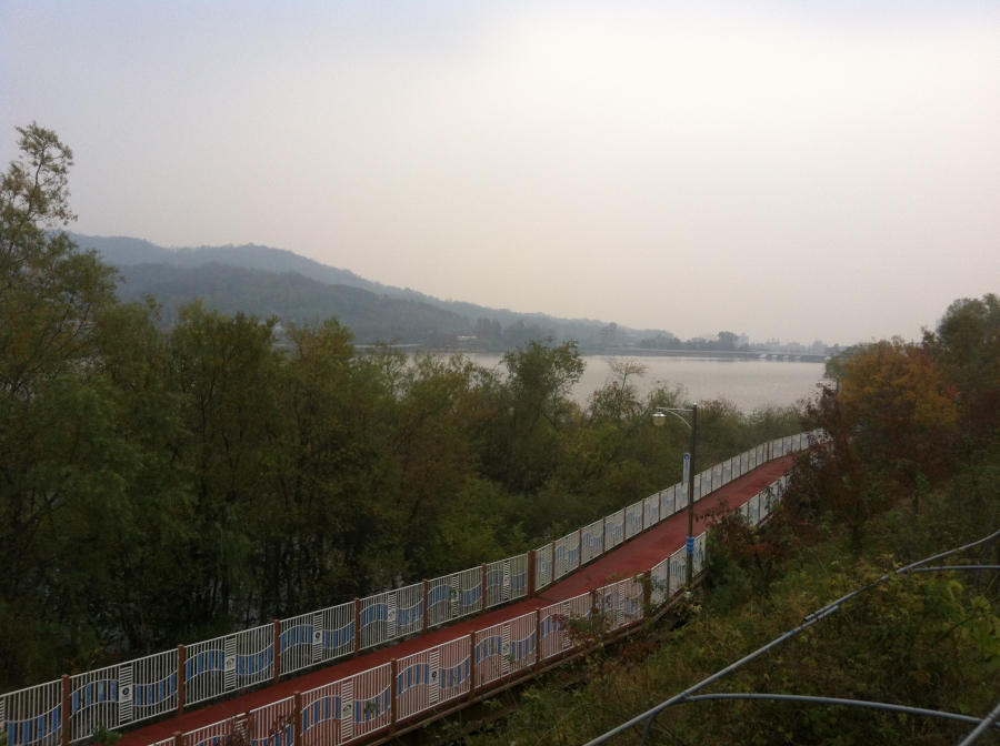 단국대학교 천안캠퍼스 호수변 산책로